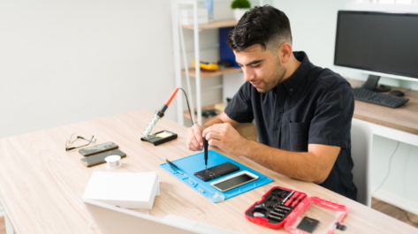 installateur-depanneur-informatique-smartphone-min