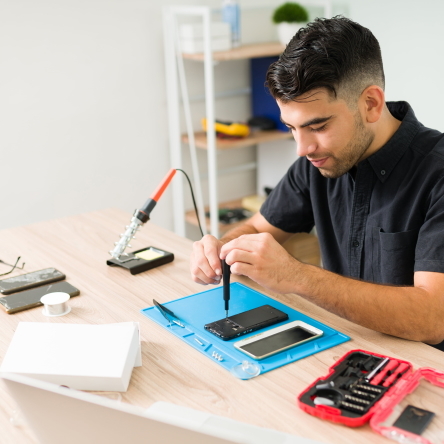 installateur-depanneur-informatique-smartphone-min